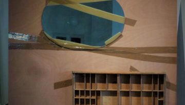 « Borges ou la défaillance du Logos » miroir, casier d'imprimeur, encre noire, fil de fer et ruban adhésif d'emballage sur bois, 122 x 122 cm, 2017