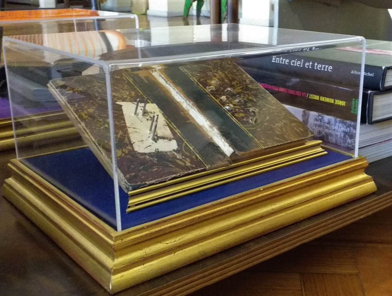 « L’écriture de l’oubli. Notes sur le trauma » boîte en bois avec couvercle en acrylique transparent, doublée en velours, livre ancien, clous, 34 x 17,5 cm, 2020