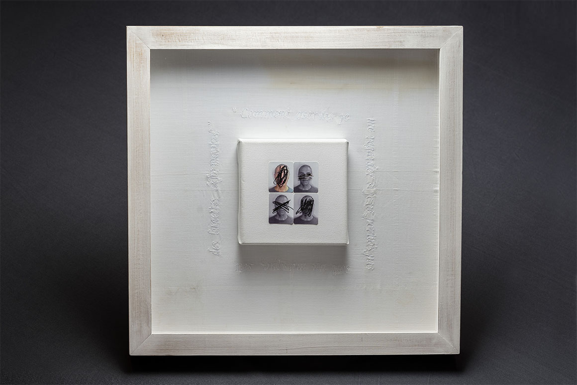 Mouchoir brodé avec une citation de Michel Léris, toile sur châssis, 4 photographies photomaton (3 en noir et blanc, 1 en couleur) et stylo-plume, 47 x 47 cm, 2018