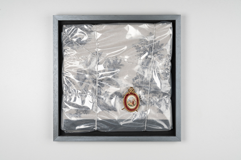 « Notas sobre la mirada II », toile de jouy, aerosol negro, nylon, camafeo antiguo y cuerda, 48 x 48 cm, 2022
