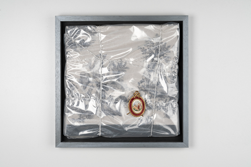 « Notes sur le regard II », toile de jouy, aérosol noir, nylon, ancien camée et corde, 48 x48 cm, 2022