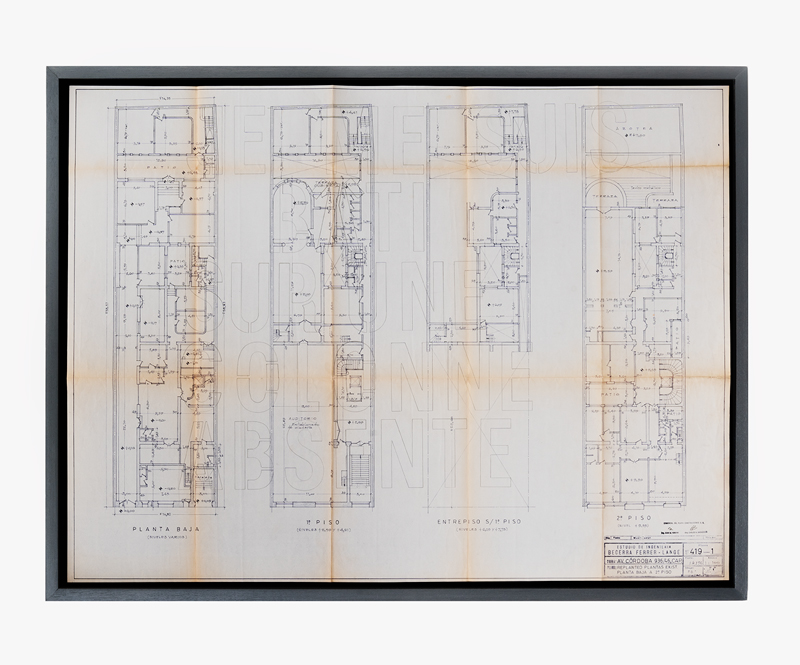 « Sobre la falta », plano antiguo intervenido con lápiz negro con un verso de Henri Michaux: « Je me suis bâti sur une colonne absente », 10 x 79 cm, 2022.
